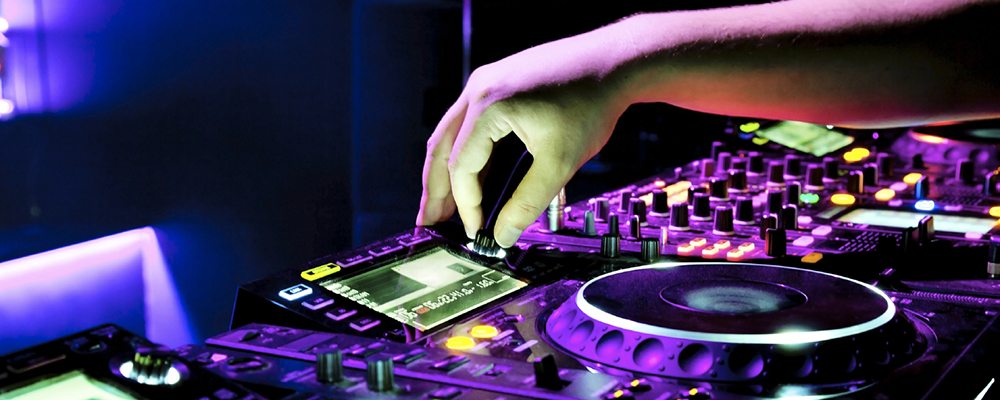 O DJ mistura a trilha no clube nocturno em um partido